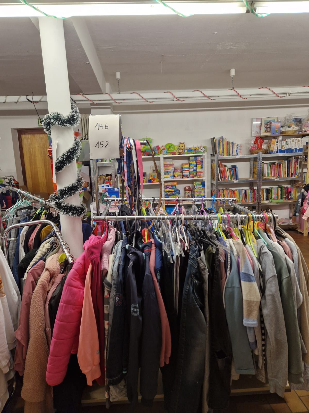 Kleidung mit Größenschildern