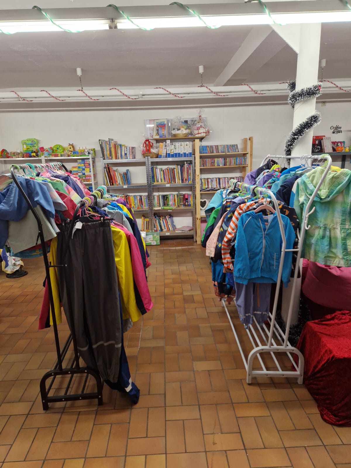 Ladenübersicht mit Kleidung